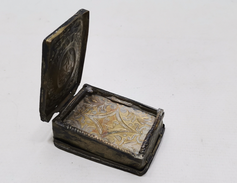 OSMANLI DÖNEMİ ÇİFT KAPAKLI VE KABARTMA İŞÇİLİKLİ ENFİYE KUTUSU