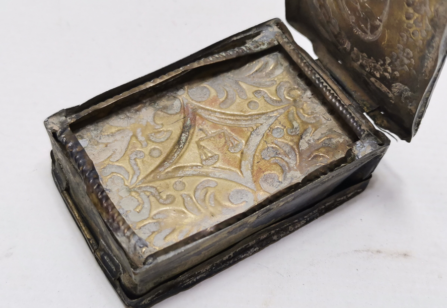 OSMANLI DÖNEMİ ÇİFT KAPAKLI VE KABARTMA İŞÇİLİKLİ ENFİYE KUTUSU