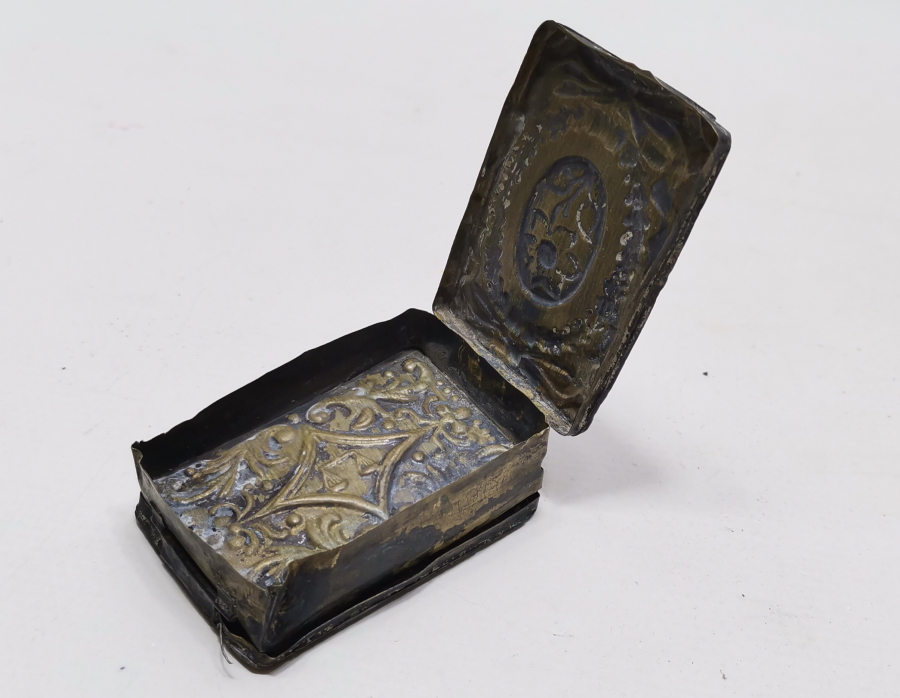 OSMANLI DÖNEMİ ÇİFT KAPAKLI VE KABARTMA İŞÇİLİKLİ ENFİYE KUTUSU