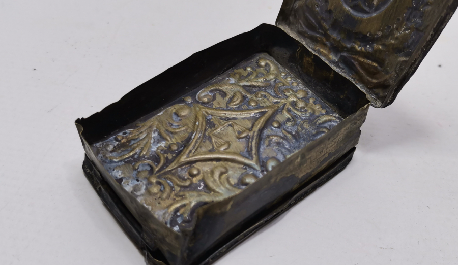 OSMANLI DÖNEMİ ÇİFT KAPAKLI VE KABARTMA İŞÇİLİKLİ ENFİYE KUTUSU