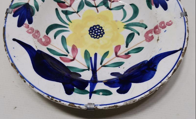 OSMANLI DÖNEMİ EL BOYAMA ÇİÇEKLERLE SÜSLÜ PORSELEN TABAK