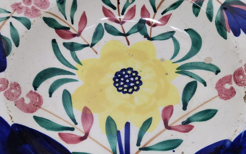 OSMANLI DÖNEMİ EL BOYAMA ÇİÇEKLERLE SÜSLÜ PORSELEN TABAK
