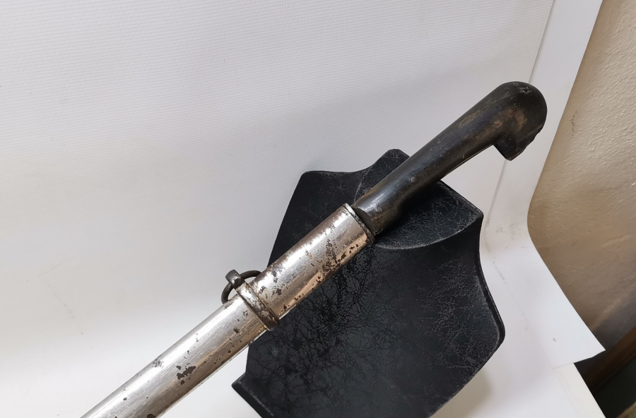 SAPI ŞAŞKA FORMUNDA YAPILMIŞ OSMANLI DÖNEMİ ÖZEL YAPIM SUBAY KILICI