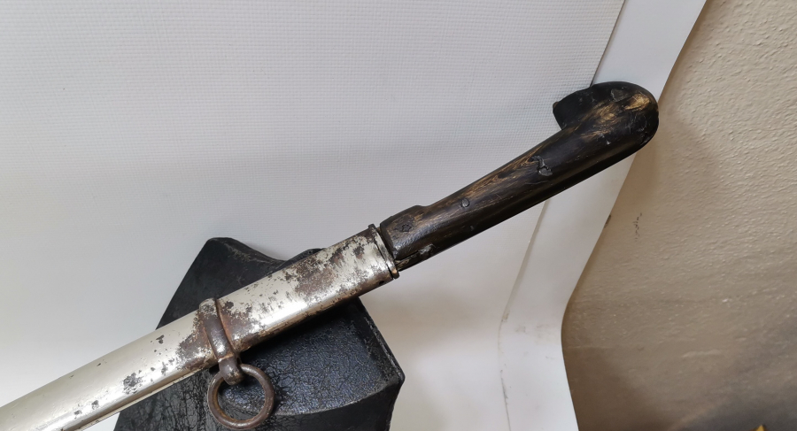 SAPI ŞAŞKA FORMUNDA YAPILMIŞ OSMANLI DÖNEMİ ÖZEL YAPIM SUBAY KILICI