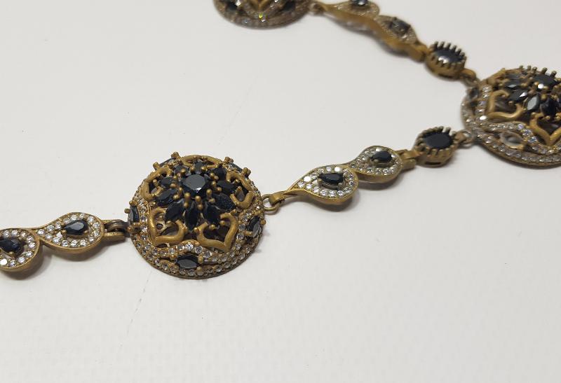 ÜZERİ DOĞAL TAŞLARLA SÜSLÜ ÖZEL DİZAYN GÜMÜŞ GERDANLIK