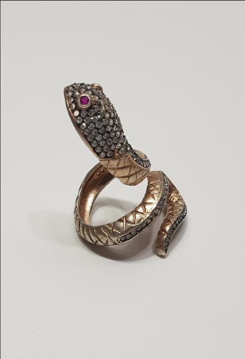 ÜZERİ ZİRKON TAŞLARLA SÜSLÜ YILAN FORMLU GÜMÜŞ YÜZÜK