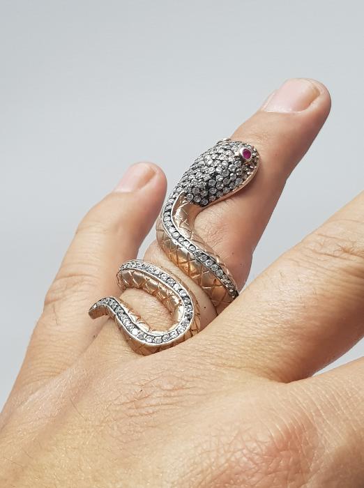 ÜZERİ ZİRKON TAŞLARLA SÜSLÜ YILAN FORMLU GÜMÜŞ YÜZÜK