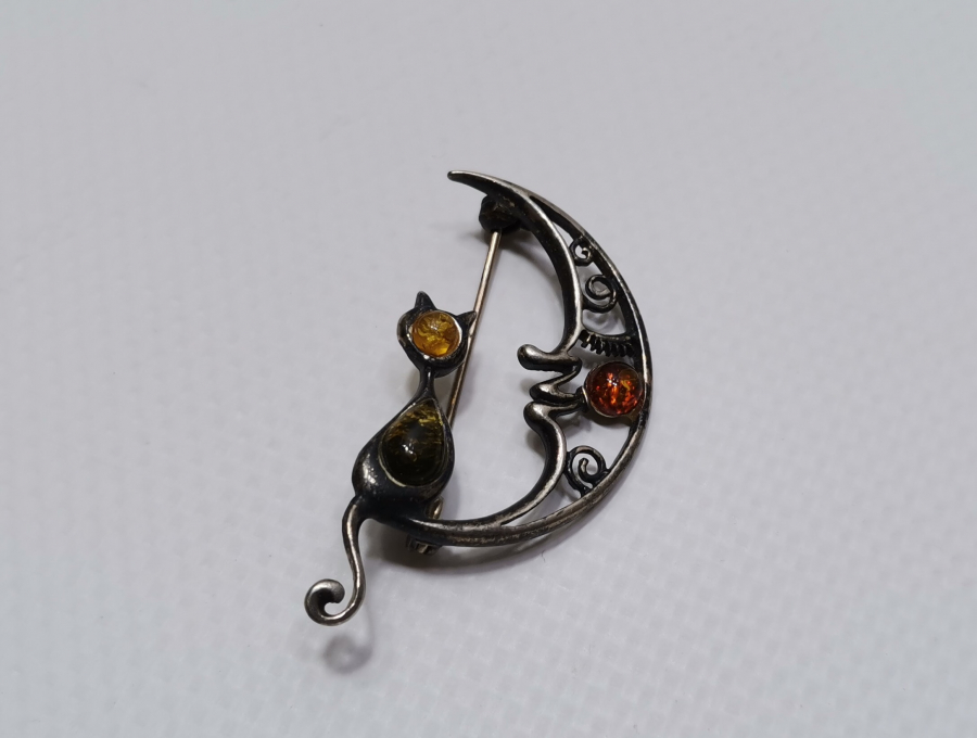 HİLAL VE KEDİ TEMALI KEHRİBAR TAŞLI ÖZEL YAPIM GÜMÜŞ BROŞ