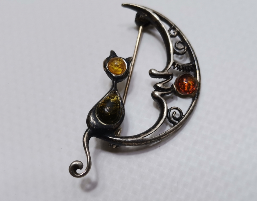 HİLAL VE KEDİ TEMALI KEHRİBAR TAŞLI ÖZEL YAPIM GÜMÜŞ BROŞ