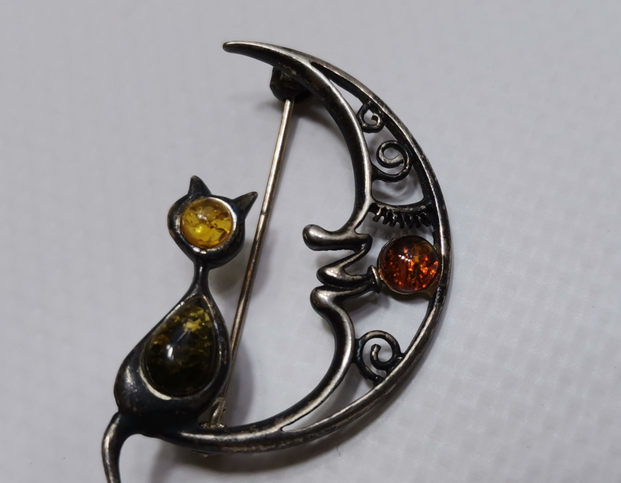 HİLAL VE KEDİ TEMALI KEHRİBAR TAŞLI ÖZEL YAPIM GÜMÜŞ BROŞ