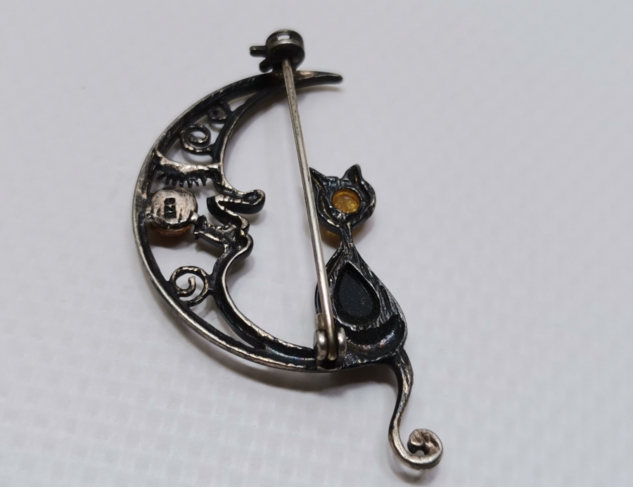 HİLAL VE KEDİ TEMALI KEHRİBAR TAŞLI ÖZEL YAPIM GÜMÜŞ BROŞ