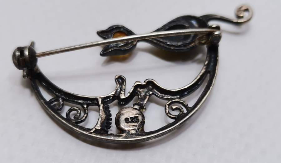 HİLAL VE KEDİ TEMALI KEHRİBAR TAŞLI ÖZEL YAPIM GÜMÜŞ BROŞ