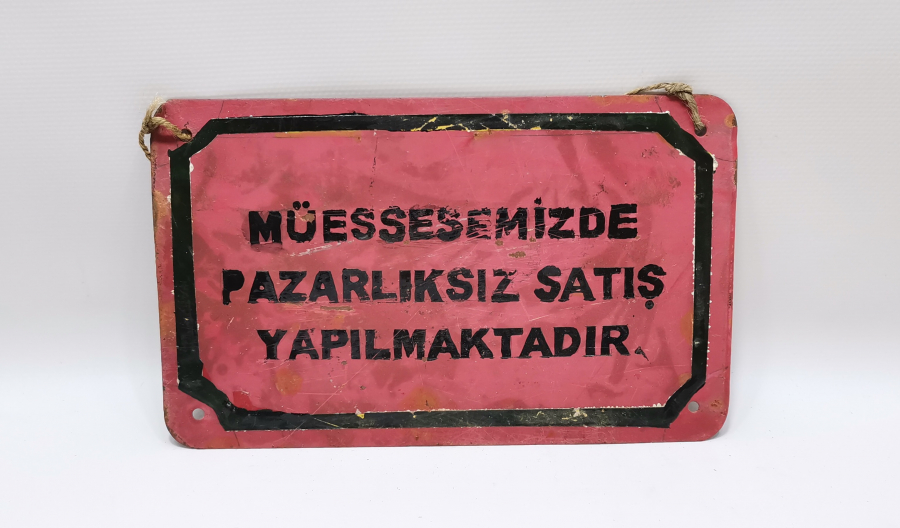 MÜESSESEMİZDE PAZARLIKSIZ SATIŞ YAPILMAKTADIR YAZILI EL BOYAMA DÜKKAN TABELASI