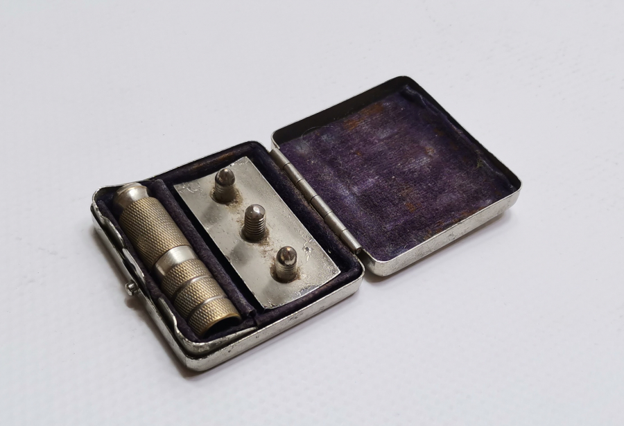 ORJİNAL METAL KUTUSUNDA ANTİKA SEYAHAT TRAŞ BIÇAĞI