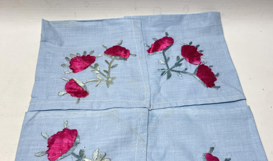 OSMANLI DÖNEMİ İPEK İŞLEMELİ KARANFİLLİ GELİN ÇEVRESİ