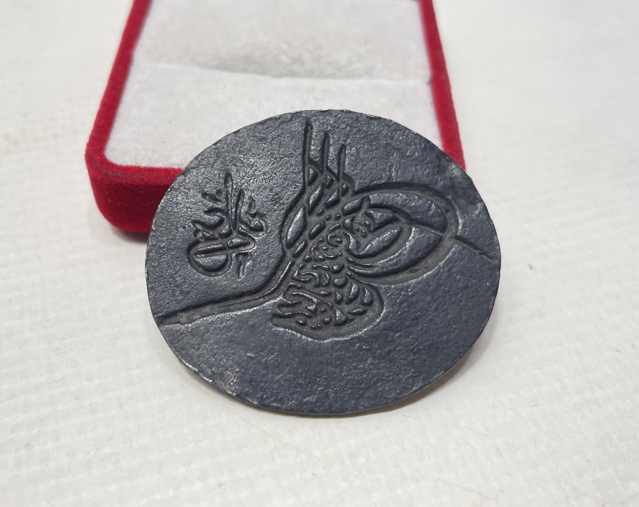 OSMANLI TUĞRASI FORMUNDA YAPILMIŞ KUYUMCU KALIBI PARÇASI