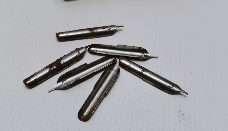 İÇİNDE UÇLARIYLA OSMANLI DÖNEMİ DİVİT KUTUSU