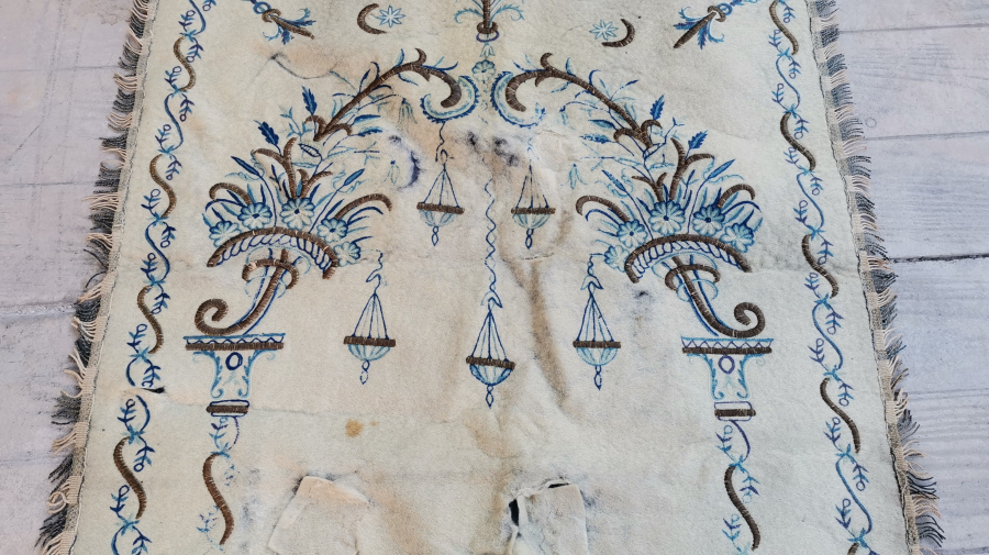 OSMANLI DÖNEMİ AY YILDIZLI GÜMÜŞ SIRMA İŞÇİLİKLİ TEKKE İŞİ KEÇE SECCADE