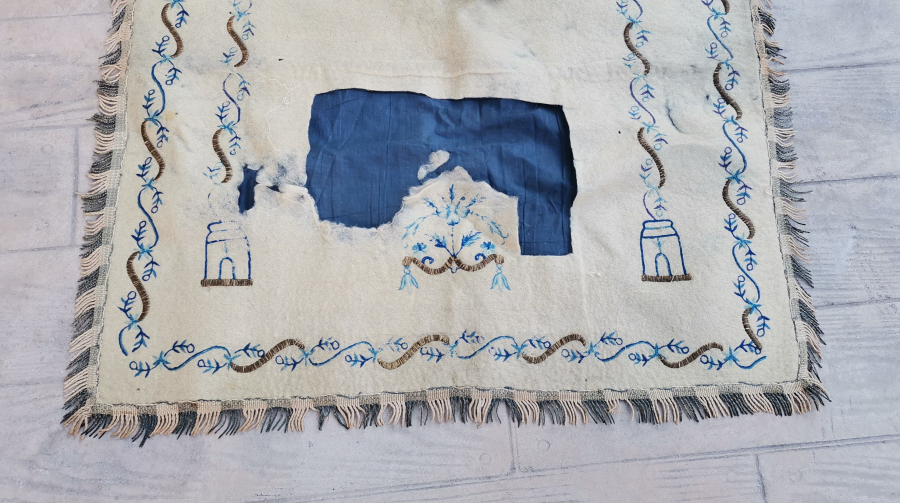 OSMANLI DÖNEMİ AY YILDIZLI GÜMÜŞ SIRMA İŞÇİLİKLİ TEKKE İŞİ KEÇE SECCADE