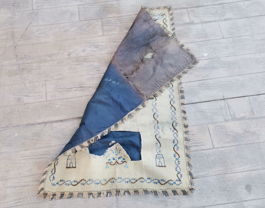 OSMANLI DÖNEMİ AY YILDIZLI GÜMÜŞ SIRMA İŞÇİLİKLİ TEKKE İŞİ KEÇE SECCADE