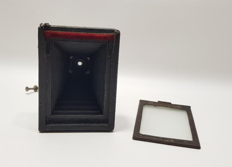 ANTİKA KÖRÜKLÜ FOTOĞRAF MAKİNESİ