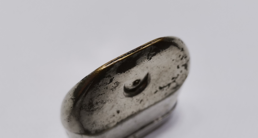 İÇİNDE TOZ KAV BULUNAN  ÇOK NADİR ASKERİ KAV ÇAKMAĞI - ÇOK NADİR AVRUPA KAV ÇAKMAĞI