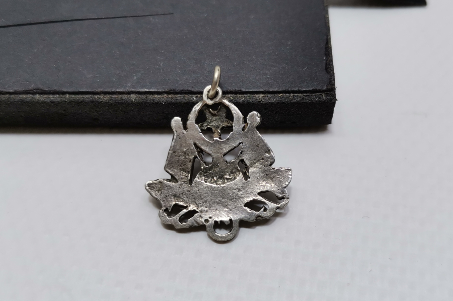 AY YILDIZLI VE MEŞRUTİYET SANCAKLI NADİR OSMANLI GÜMÜŞ KOLYE UCU