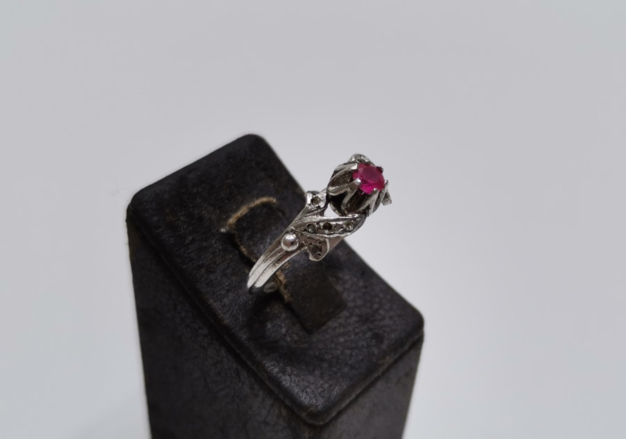 ORTASINDA YAKUT TAŞI BULUNAN PIRLANTA TAŞLI YÜZÜK