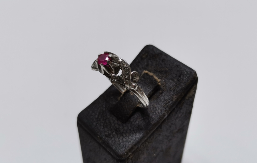 ORTASINDA YAKUT TAŞI BULUNAN PIRLANTA TAŞLI YÜZÜK