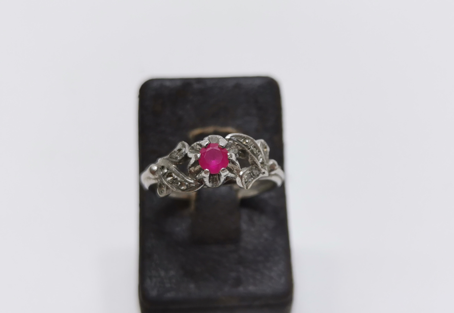 ORTASINDA YAKUT TAŞI BULUNAN PIRLANTA TAŞLI YÜZÜK