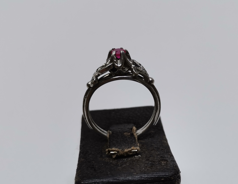 ORTASINDA YAKUT TAŞI BULUNAN PIRLANTA TAŞLI YÜZÜK