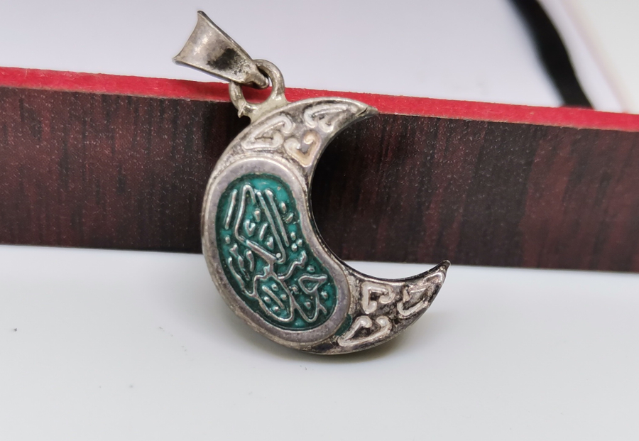 HİLAL FORMUNDA İÇİNDE DUASI İLE GÜMÜŞTEN MAMUL CEVŞEN-İ KEBİR