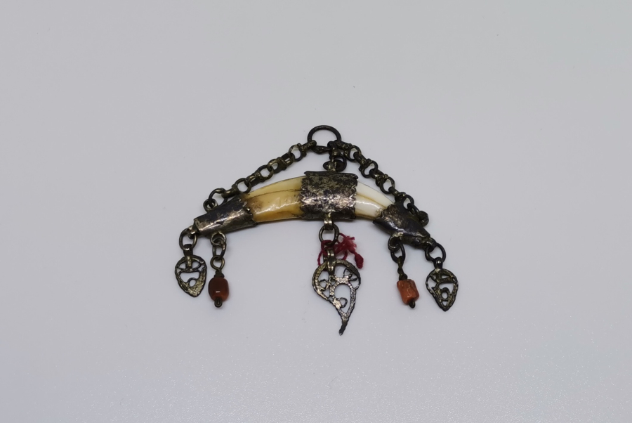 OSMANLI DÖNEMİ ÇOK NADİR KURT DİŞİ VE MERCAN TAŞLARIYLA SÜSLÜ ANADOLU ŞAMAN KÜLTÜRÜ KOLYE