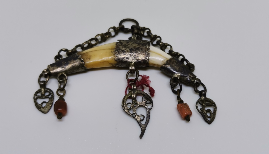 OSMANLI DÖNEMİ ÇOK NADİR KURT DİŞİ VE MERCAN TAŞLARIYLA SÜSLÜ ANADOLU ŞAMAN KÜLTÜRÜ KOLYE