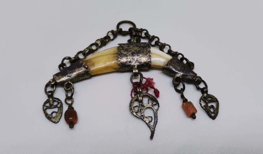 OSMANLI DÖNEMİ ÇOK NADİR KURT DİŞİ VE MERCAN TAŞLARIYLA SÜSLÜ ANADOLU ŞAMAN KÜLTÜRÜ KOLYE