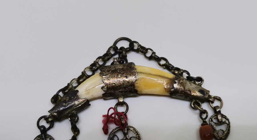 OSMANLI DÖNEMİ ÇOK NADİR KURT DİŞİ VE MERCAN TAŞLARIYLA SÜSLÜ ANADOLU ŞAMAN KÜLTÜRÜ KOLYE