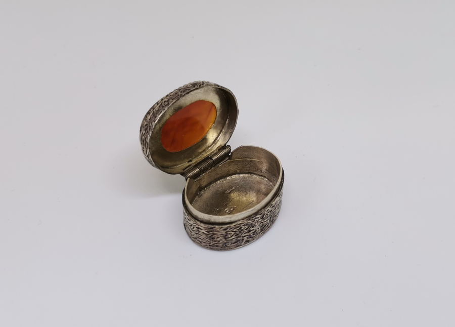 ÜZERİ AYETLİ AKİK TAŞLI GÜMÜŞ KUTU