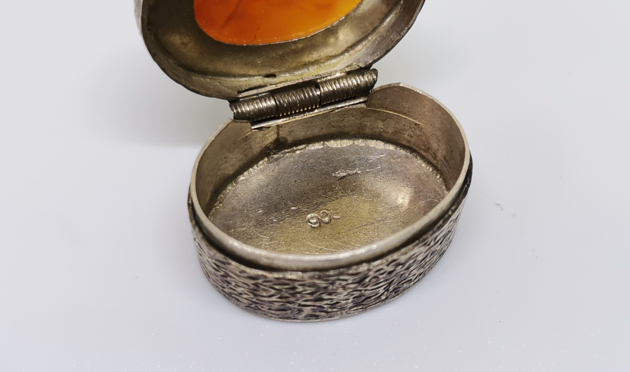 ÜZERİ AYETLİ AKİK TAŞLI GÜMÜŞ KUTU