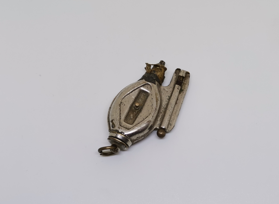 ÜZERİNDE RÜSUM PULU BULUNAN OSMANLI DÖNEMİ İBRİK ÇAKMAK