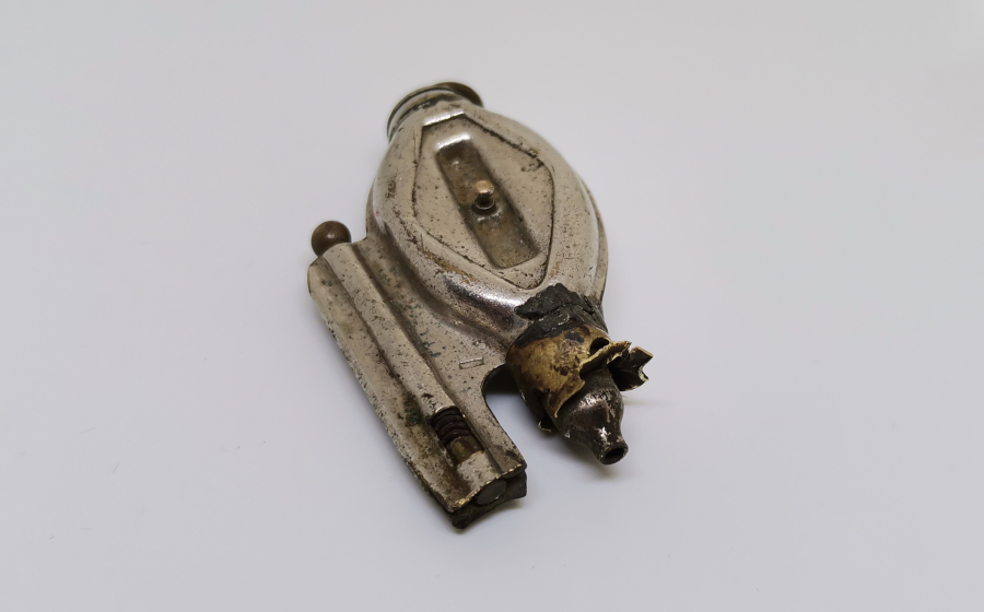 ÜZERİNDE RÜSUM PULU BULUNAN OSMANLI DÖNEMİ İBRİK ÇAKMAK