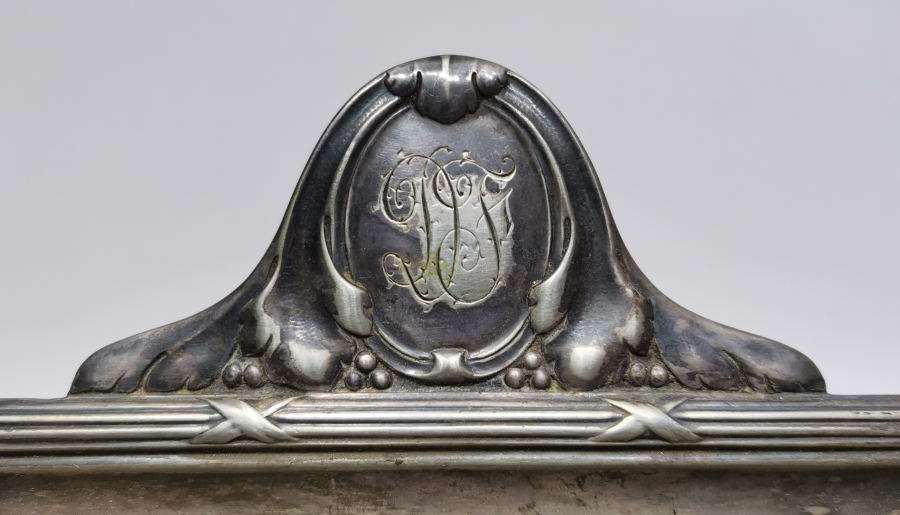 İNİSİYALLİ GÜMÜŞ KAPLAMA ANTİKA SOFRA FARAŞI