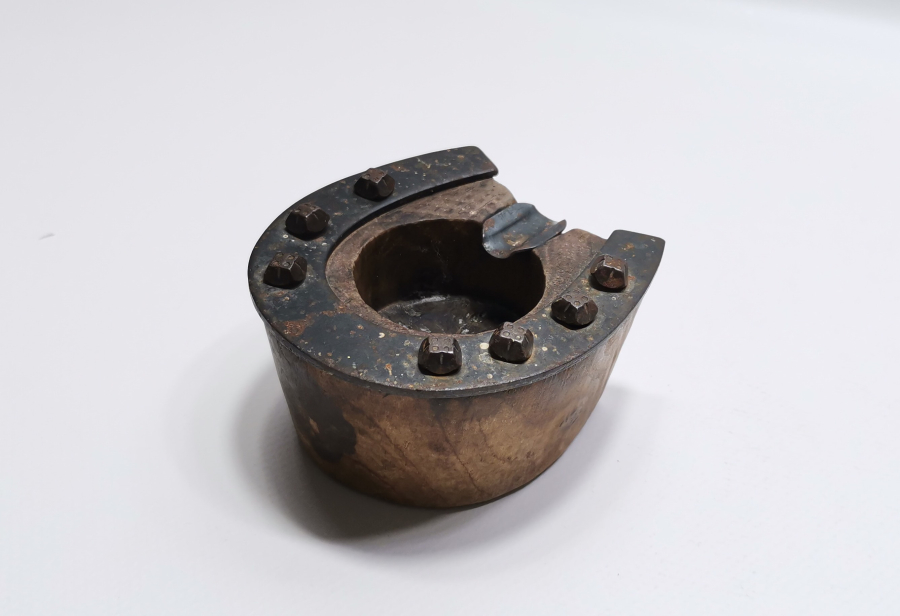 NALLI AT AYAĞI FORMUNDA YAPILMIŞ ANTİKA KÜLLÜK