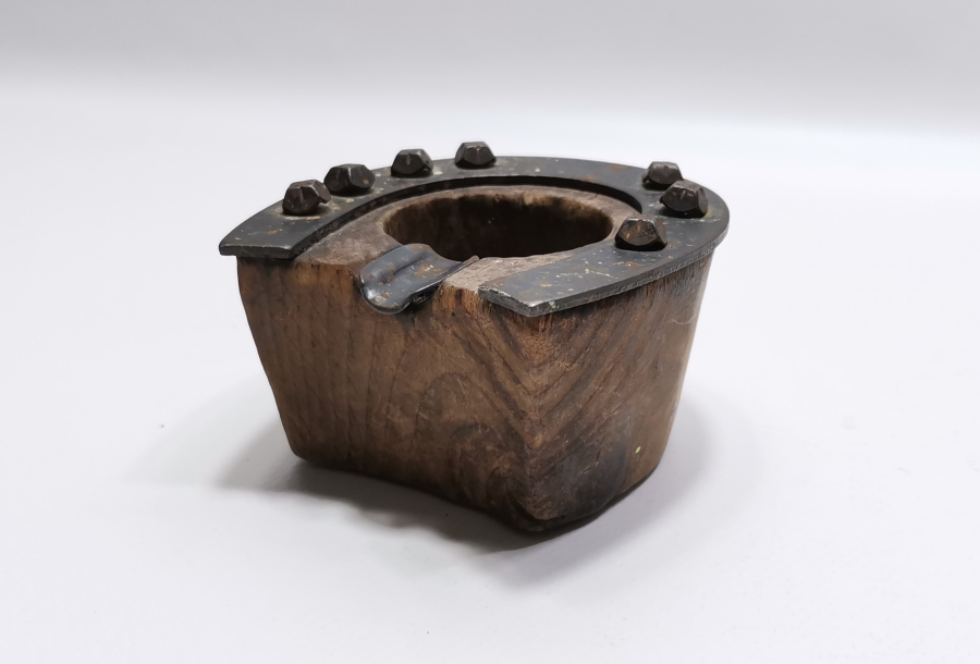 NALLI AT AYAĞI FORMUNDA YAPILMIŞ ANTİKA KÜLLÜK