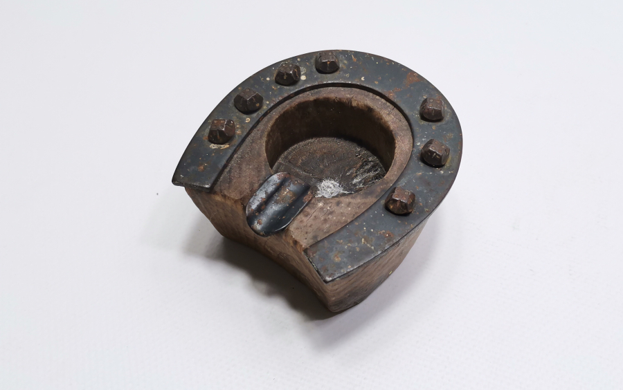 NALLI AT AYAĞI FORMUNDA YAPILMIŞ ANTİKA KÜLLÜK