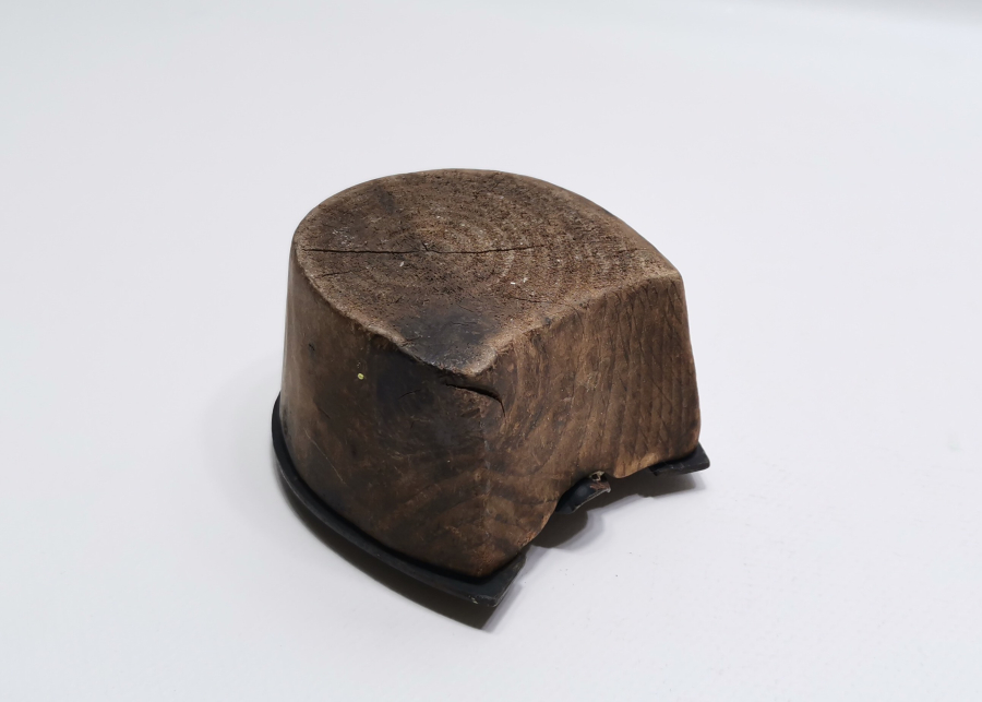 NALLI AT AYAĞI FORMUNDA YAPILMIŞ ANTİKA KÜLLÜK