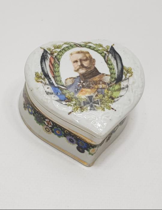 1. DÜNYA SAVAŞI DÖNEMİ ALMAN KRALI KAISER WILHELM RESİMLİ KALP FORMLU PORSELEN MÜCEVHER KUTUSU
