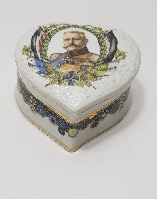 1. DÜNYA SAVAŞI DÖNEMİ ALMAN KRALI KAISER WILHELM RESİMLİ KALP FORMLU PORSELEN MÜCEVHER KUTUSU