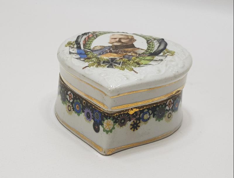 1. DÜNYA SAVAŞI DÖNEMİ ALMAN KRALI KAISER WILHELM RESİMLİ KALP FORMLU PORSELEN MÜCEVHER KUTUSU