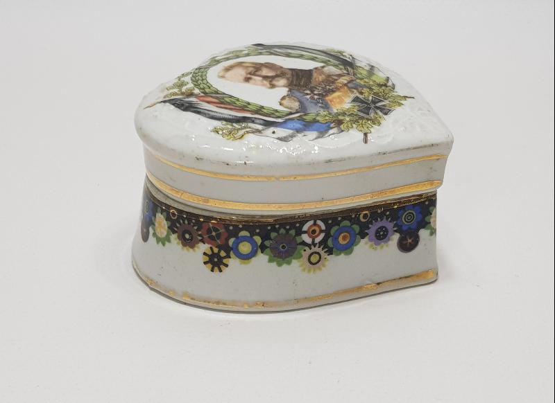 1. DÜNYA SAVAŞI DÖNEMİ ALMAN KRALI KAISER WILHELM RESİMLİ KALP FORMLU PORSELEN MÜCEVHER KUTUSU