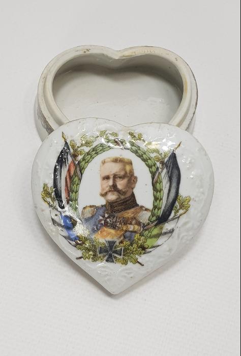 1. DÜNYA SAVAŞI DÖNEMİ ALMAN KRALI KAISER WILHELM RESİMLİ KALP FORMLU PORSELEN MÜCEVHER KUTUSU